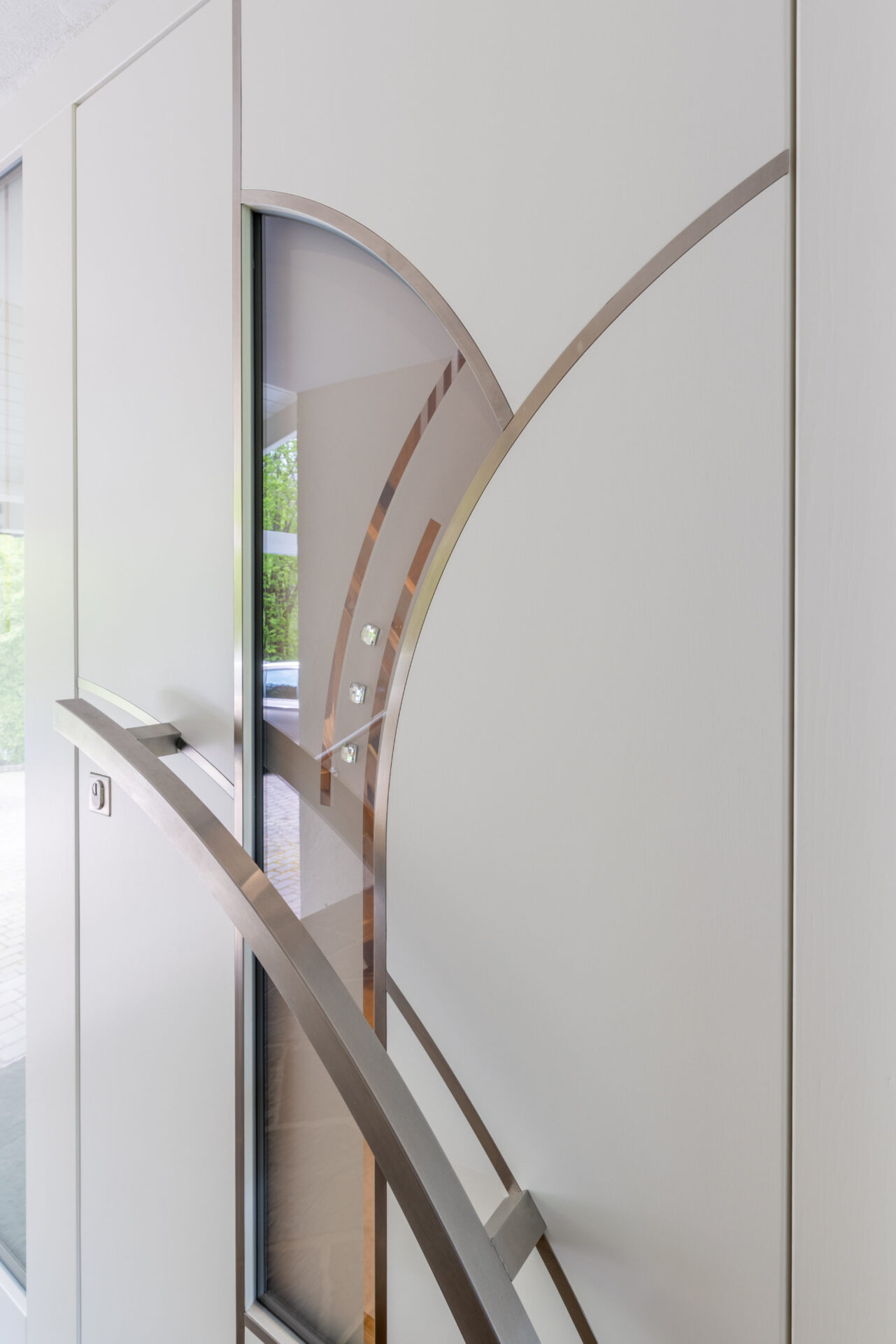 Moderne Haustür mit großem Milchglasfenster und Biometrischer Türverriegelung